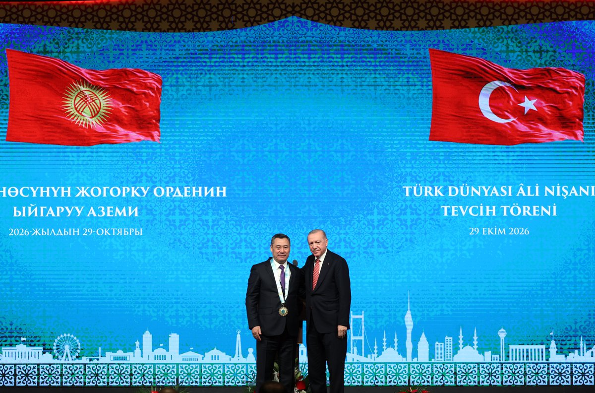 RTErdogan's tweet photo. Bu akşam Türk dünyası liderleri olarak aile meclisimize yaptığı katkılardan dolayı Kırgızistan Cumhurbaşkanı, kıymetli kardeşim Sayın Sadır Caparov’a Türk Dünyası Ali Nişanı’nı tevcih etmekten büyük bahtiyarlık duyduk.

Sadır kardeşimin bu nişanı ebedî ve sarsılmaz kardeşliğimizin güçlü bir sembolü olarak inşallah her zaman gururla taşıyacağına yürekten inanıyorum.