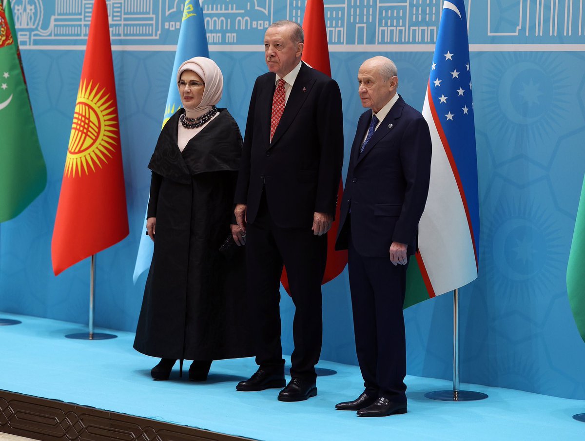 AlpDoganMHP's tweet photo. Genel Başkanımız Sayın Devlet BAHÇELİ, 29 Ekim Cumhuriyet Bayramı ve TDT Zirvesi vesilesiyle konuk devlet/hükümet başkanları ve heyetlerinin katılımlarıyla Beştepe Millet Sergi Salonu'nda düzenlenen resmî akşam yemeğine katıldı. https://t.co/OHDxA611SC