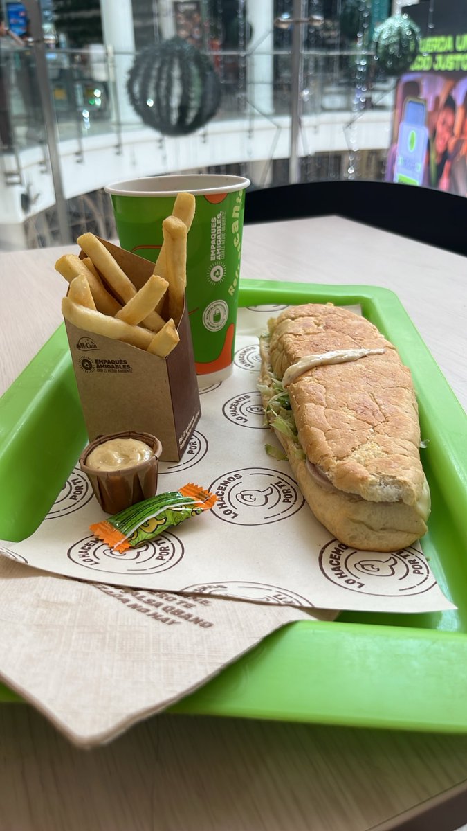 DvnielReb's tweet photo. Tengo 23 años 
Me compre un Sandwich Qbano
No "padres ricos" 
No "tuve suerte" 
Me puse una meta y la alcance 
Disciplina, conciencia y prioridades https://t.co/l9lSDtbjri