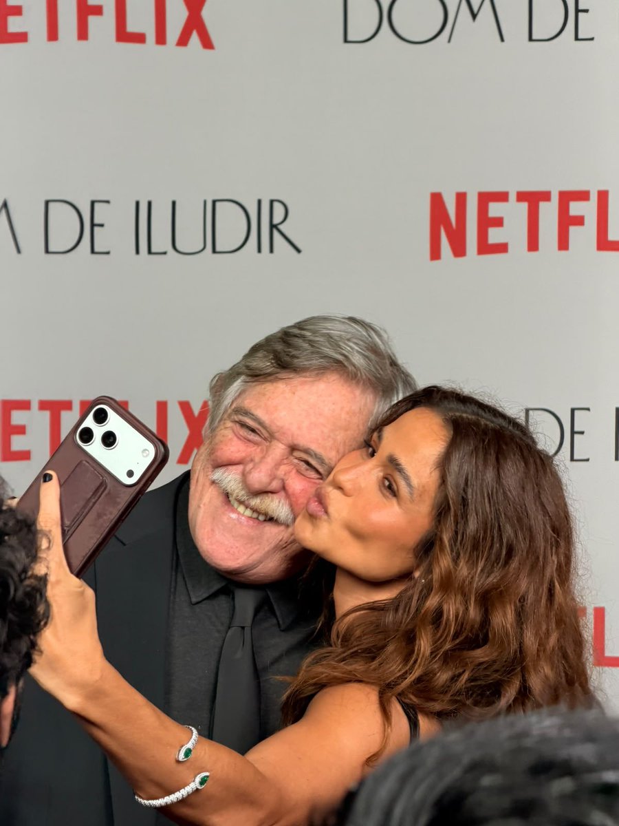 Zedeabreu's tweet photo. Dom de Iludir. Papai orgulhoso da filha trambiqueira lésbica. https://t.co/zpyZHTQ4B0