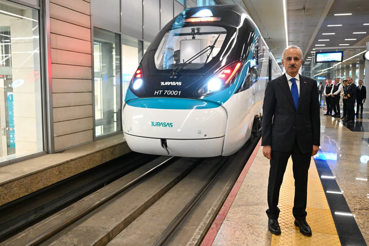 turasasgm's tweet photo. Millî Hızlı Trenimizin testlerinde sona yaklaşıyoruz! 🚄🇹🇷  Ulaştırma ve Altyapı Bakanımız Sayın @a_uraloglu, Ankara–Kırıkkale hattının trafiğe kapalı böl��münde yürütülen test çalışmalarını yerinde inceledi.

Millî Hızlı Trenimizin cer sistemi, tren kontrol ve yönetim sistemi, sinyalizasyon sistemi ile yapay zekâ destekli uzaktan izleme sistemi, @aselsan tarafından geliştirildi.  

��� Test ve sertifikasyon süreci kapsamında planlanan yaklaşık 300 testin 200’ü başarıyla tamamlandı.  Millî Hızlı Trenimiz, bugüne kadar 27 bin kilometre yol kat etti.

Tüm testlerin tamamlanmasının ardından sertifikalandırılacak olan Millî Hızlı Trenimiz, ülkemizin demir yolu teknolojilerindeki yerli ve millî üretim gücünü daha da ileriye taşıyacak.  #TürkiyeHızlanıyor 🇹🇷