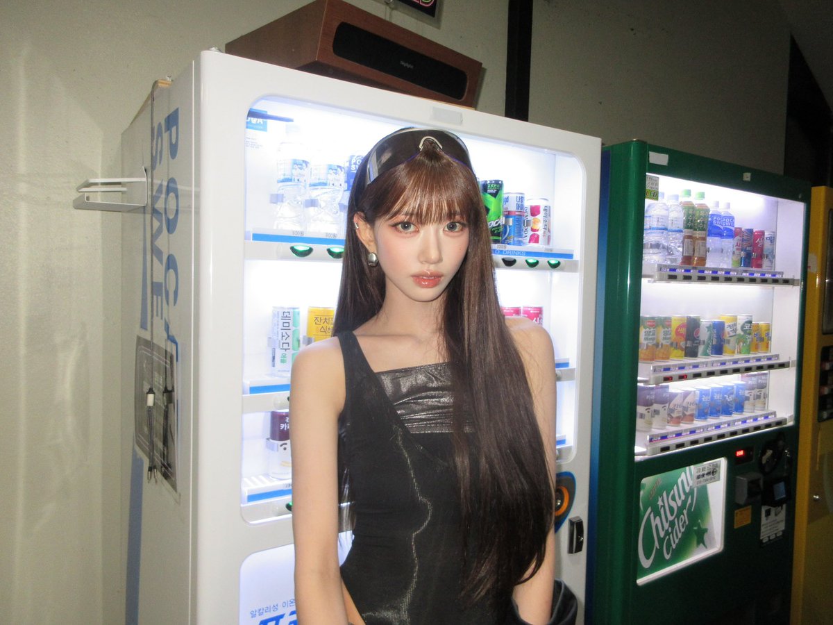 Baemonolith's tweet photo. excuse me fine shyt, I need to use the vending machine https://t.co/SwqjYrszSZ