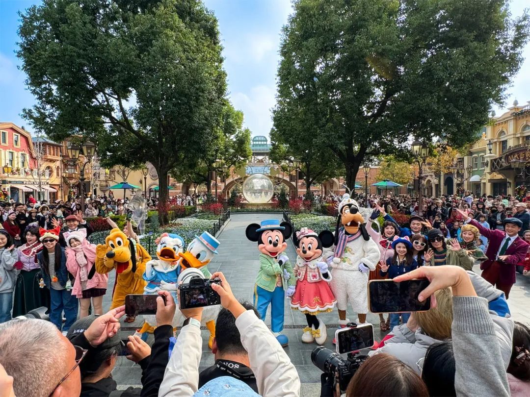 ayu__0612m's tweet photo. [東京ディズニーリゾート、今日もファンが集まる！新しいアトラクションが話題で、早速体験したよ] https://t.co/xHv7VPMX20
