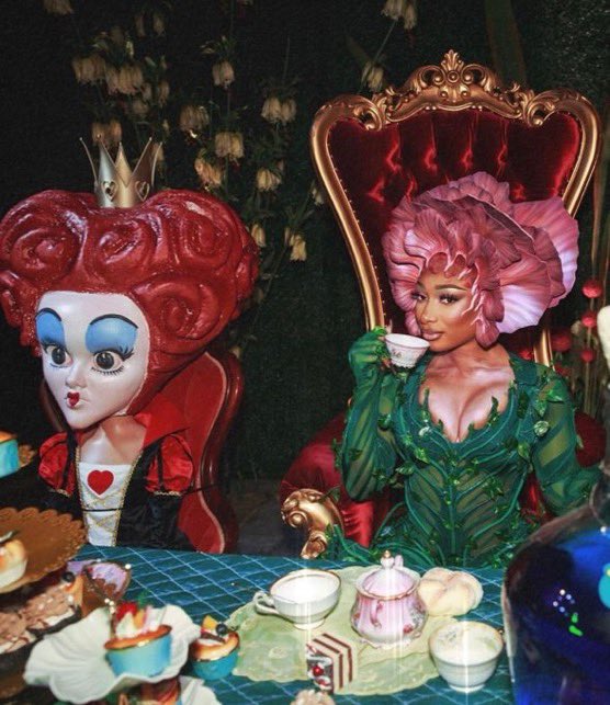 Kstheeittgirl's tweet photo. Megan Thee Stallion for her Tim Burton themed Hottieween party || 2023 https://t.co/Ub6lG2vgNC