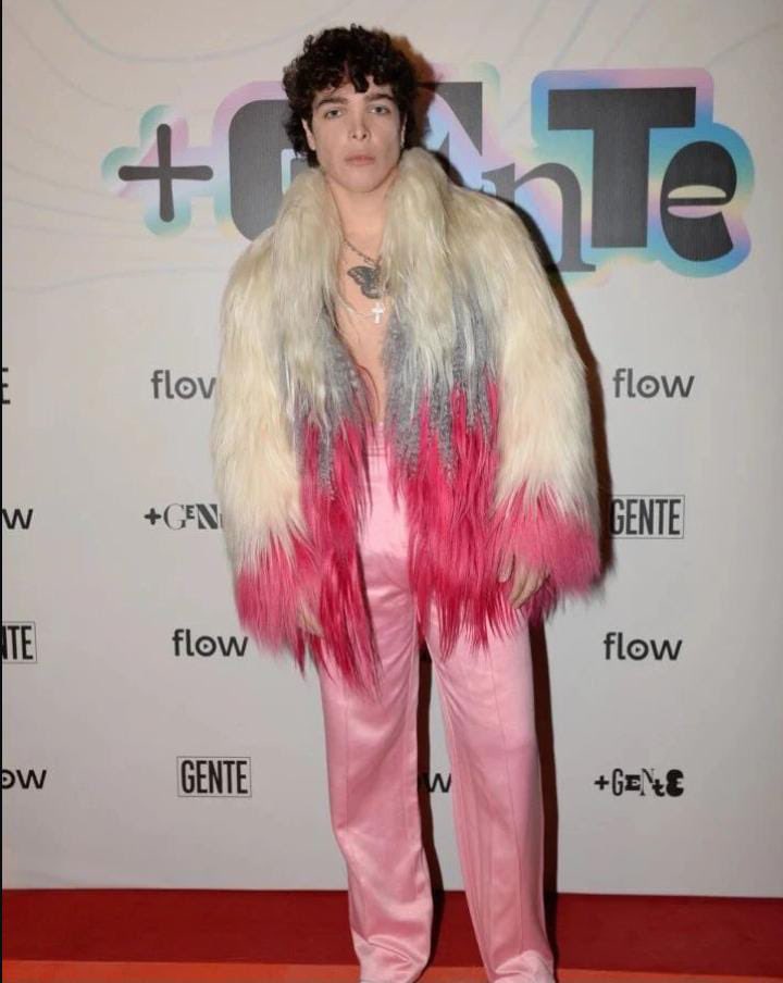 Nunuim2's tweet photo. Siempre van a meterse con sus looks, no importa si se viste extravagante o “normativo”, siempre van a hablar de él. 
Sigue así Juani, que les arda 🔥 https://t.co/28dcJLffkD