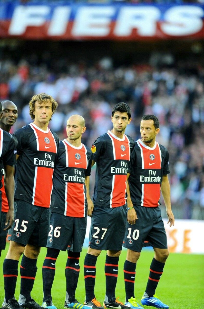 Mds952z's tweet photo. Cite-moi les personnes que tu vois sur cette photo, sinon t’es pas un vrai supporters du PSG https://t.co/uniCKnI0EM