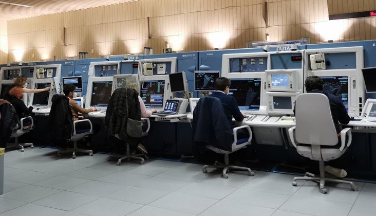 JotaGuinsoo's tweet photo. Por comparativa, estas son las pantallas en control aéreo, actualmente en transición.

El viejo pero funciona, BIEN. En seguridad hay que usar cosas MUY TRILLADAS.

Papel, teléfono y pantallas mini es lo que me chirría. Desconozco el modo de operación, tho.

Dejemos investigar. https://t.co/ccha8164Cn