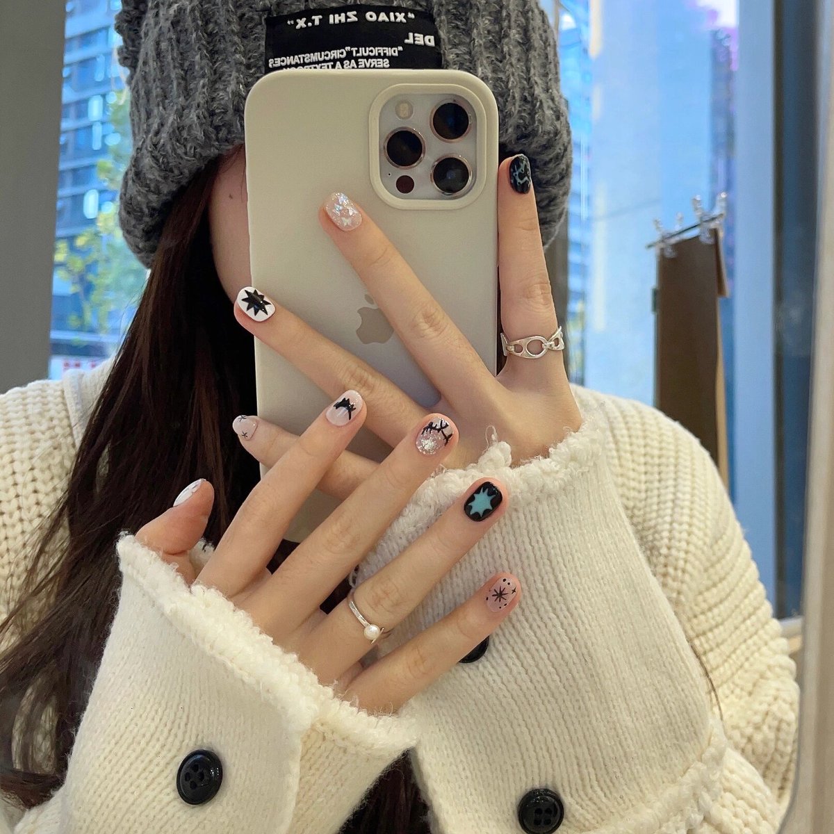 Mineko67's tweet photo. [ニキビと爪の接写が、なんだか妙にクローズアップされてて…]， https://t.co/h3KtjLVL0G