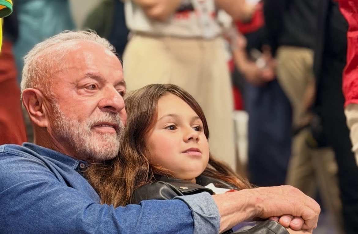 fvsbia's tweet photo. ai eu quero ser bisneta do lula também 😭 https://t.co/jucYOiTjDE
