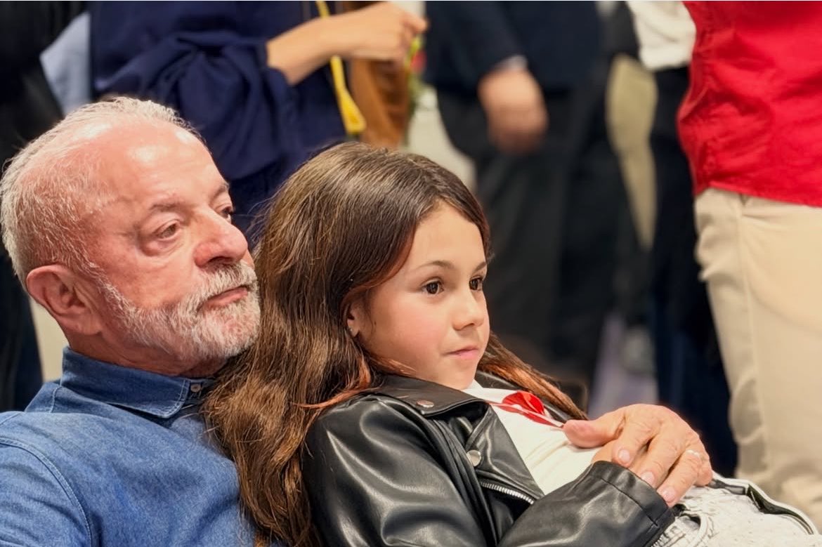 fvsbia's tweet photo. ai eu quero ser bisneta do lula também 😭 https://t.co/jucYOiTjDE