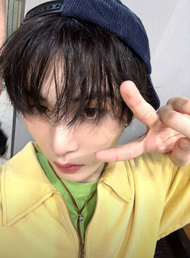 hantaensa's tweet photo. Bright  yellow  with  a little pop of 
blue,  playful  but   still  me.  Cute 
on  the  outside,  cool  right  there 
underneath. A little sunshine just 
for you today. https://t.co/w8aghPHvbE