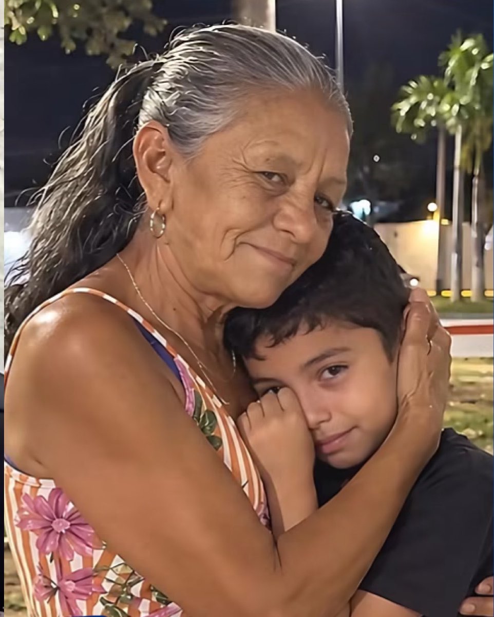 fuxiqueei's tweet photo. Matheus, garotinho que foi humilhado por 'influenciadora' em Fortaleza, perdeu a mãe e é criado pela avó. Ele vende balas e bombons para ajudar a sustentar a si mesmo e sua vozinha. https://t.co/vyDBKJi2R4