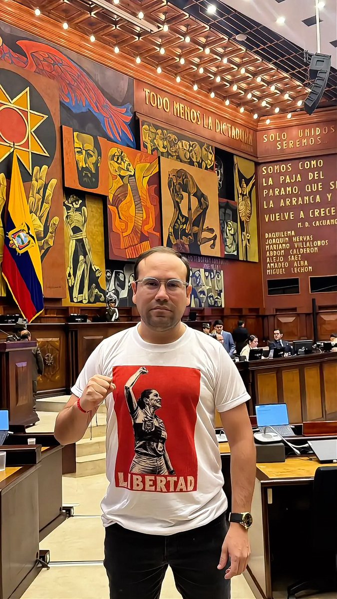GuidoAndres_M_A's tweet photo. ¡Una semana de injusticia y de atropello a la libertad de nuestra compañera, amiga y líder, Luisa González!

El gobierno de Daniel Noboa la mantiene privada de su libertad, en una decisión arbitraria. Pero no nos van a silenciar ni a doblegar. Aquí seguiremos, firmes, resistiendo y luchando por la verdad y la justicia.

¡Libertad para Luisa González!
#LibertadParaLuisa
#ContigoLuisa 
@LuisaGonzalezEc 
@MashiRafael 
@BancadaRC5 
@RC5Oficial