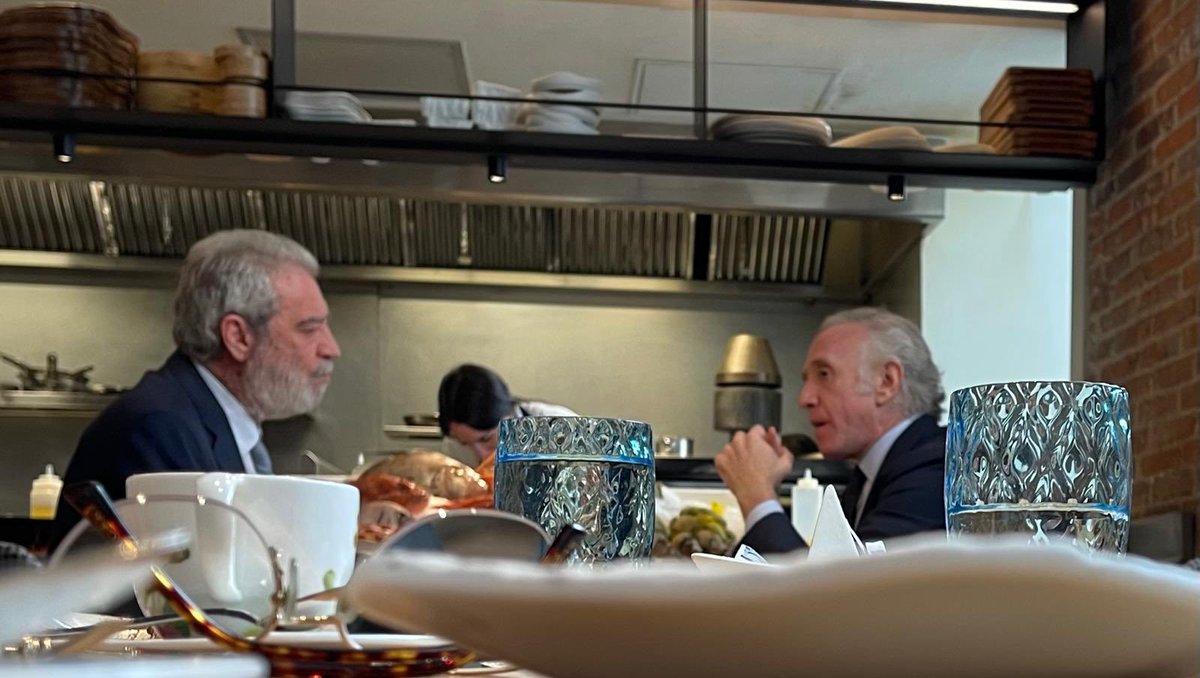 IdafeMartin's tweet photo. Esta foto que rula por ahí hace tiempo la publiqué yo por primera vez hace más de dos años. La hizo un amigo que se sentó a almorzar aquel día y se encontró a estos dos al lado y pensó que me iba a interesar. Lo raro no es que un periodista (sic) coma con un alto cargo. Es absolutamente normal. Lo raro es lo que hablaron. Y como a mí nadie me va a pagar un abogado... pero ya se van sabiendo cosas. Aunque no les pase nada, porque para ellos lo de la abogada de Koldo es un chiste y el dinero salía de los impuestos de los madrileños. 

Había otra foto. 

La comida fue el 21 de marzo de 2024 en el restaurante Antemare.
