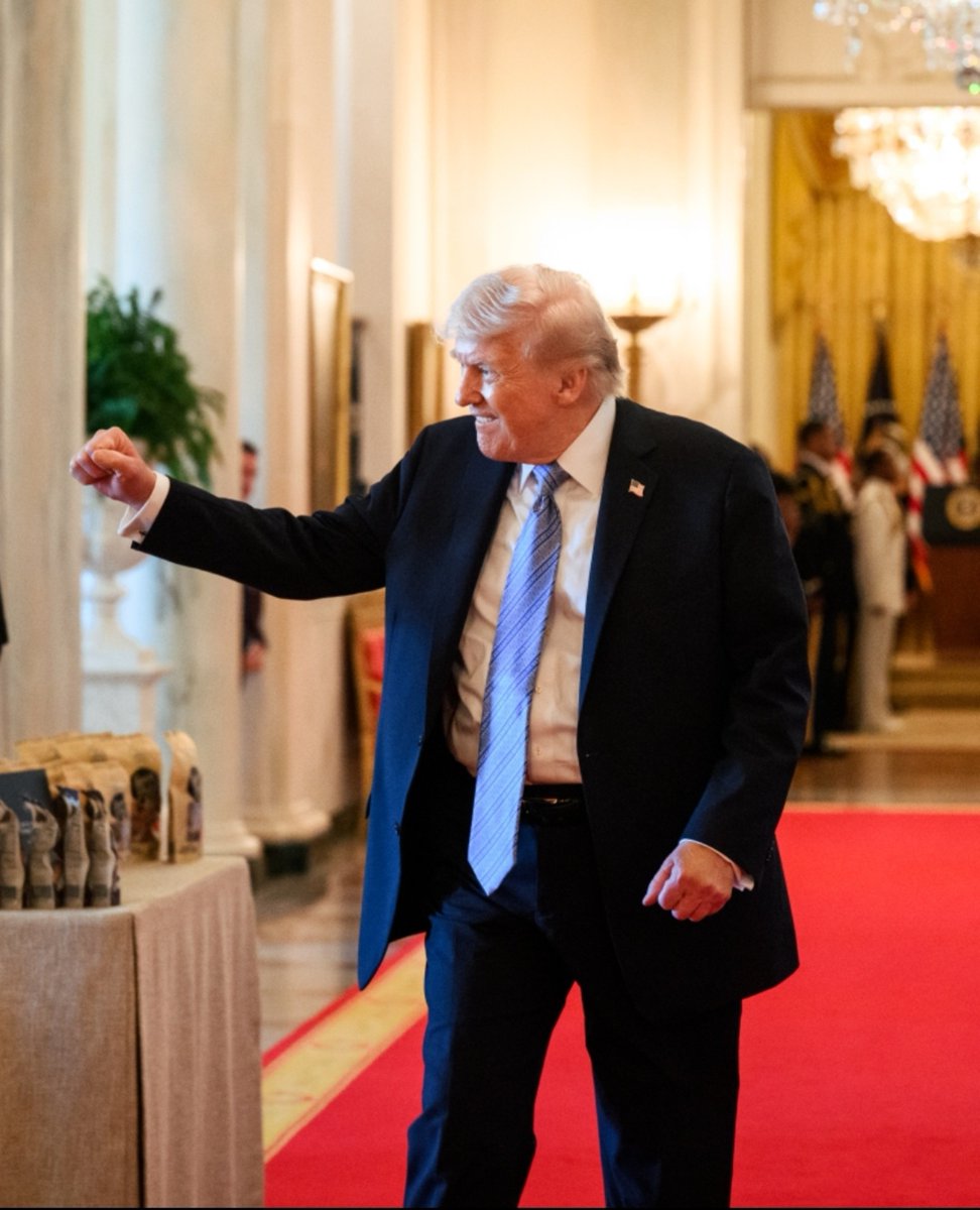 SUBRATA30016572's tweet photo. The majority believes Donald Trump is an incredible person and a great leader. Drop a❤🇺🇸 if you agree!! https://t.co/ZYVho6jPby