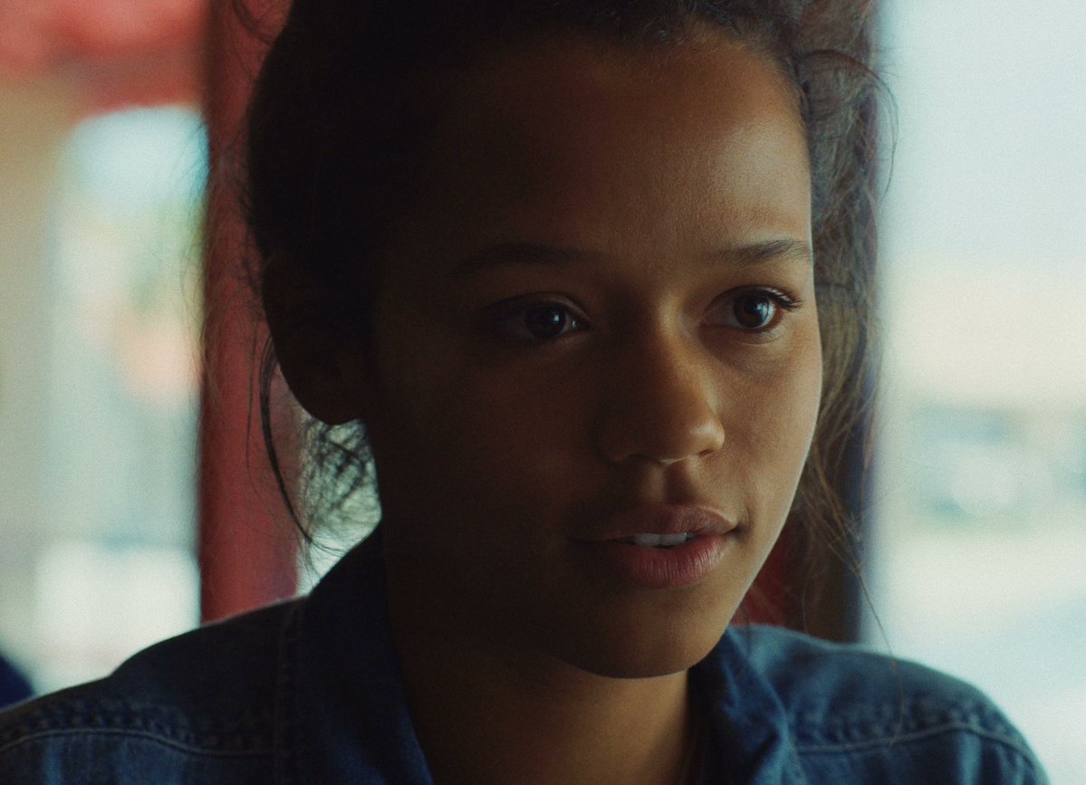 rapoutcontext's tweet photo. Frank Ocean está desenvolvendo seu primeiro filme como diretor e roteirista, em parceria com a A24. 

O longa-metragem, conhecido provisoriamente como “Philly”, conta com David Jonsson e Taylor Russell no elenco. As filmagens já teriam sido concluídas, mas a história e a data de estreia seguem em segredo.