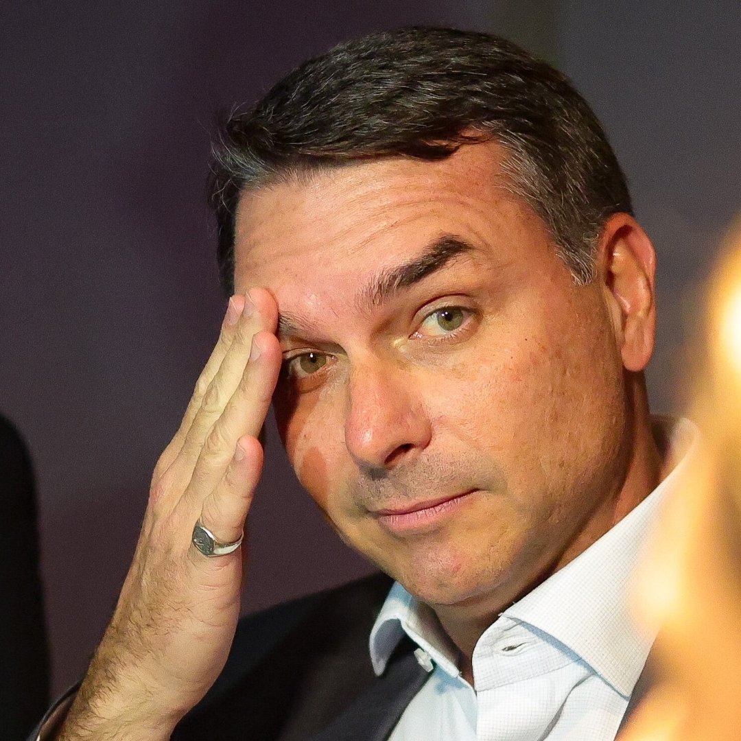 sitepopmais's tweet photo. O apoio de Donald Trump à fuga de Flávio Bolsonaro está sendo visto como a “gota d’água” entre parlamentares estadunidenses. 

Democratas e republicanos estariam articulando a possibilidade de impeachment do presidente após o episódio. https://t.co/YaHj5EOqnf
