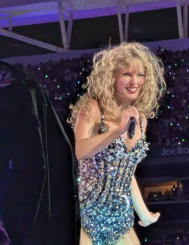 callitgeo's tweet photo. e quando a Taylor fez história apenas com o cabelo https://t.co/46c4PSw2l0