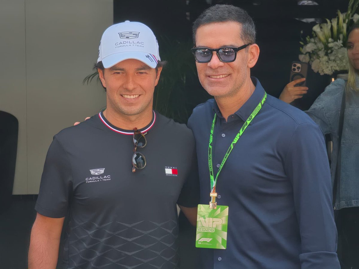 Reforma's tweet photo. ¡Rafa dice presente!

@SChecoPerez recibe a Rafael Márquez, entrenador de  @miseleccionmx,  en el Hospitality de Cadillac.

📸 Jaime Ugarte https://t.co/jkBLHMrICT