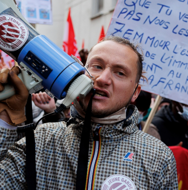 FredGaulois's tweet photo. Cool, j'apprends que le député antifa triple fiché S Raphaël Arnault sera jugé en décembre prochain pour menaces de mort et injures envers Patrick Jardin, le père d'une victime du Bataclan, à qui il avait déclaré "on va vous dézinguer".
Le 🍿🍿🍿est prêt.

Rappelons que son vrai nom est Raphaël Archenault, il est quand même curieux qu'on puisse utiliser un pseudo en étant élu de la République, ce n'est pas normal!

Source : @jean_bexon