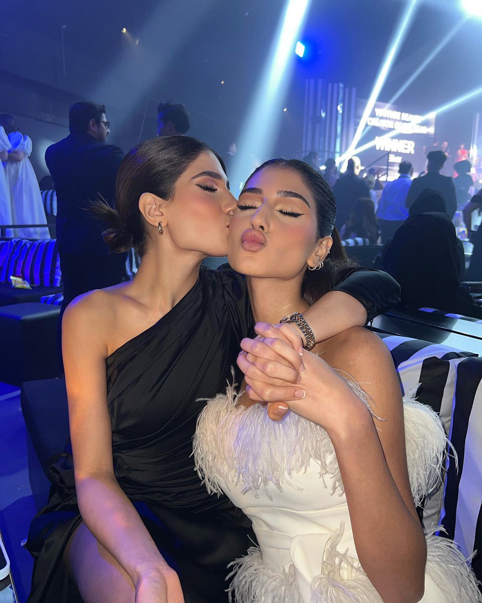 mouuntahi's tweet photo. نارين و شيرين بيوتي 🔥💦 https://t.co/a2GNzBNpAp