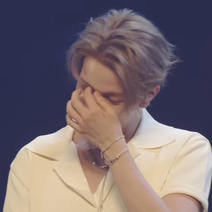 JangHoonieee's tweet photo. AMORES ME APAREZCO, Y TARDE
Ayer me andaba llevando la gripa 😔, hoy igual pero ya menos. 
Me anda pasando de todo, amores 😭, ¿Uds cmo están?

BELIFT UPHOLD MORAL ETHICS
#SevEN_Unbreakable_Bond
#ENGENE_Refuse_To_Fund_HYBE https://t.co/eVTgdcxMkk