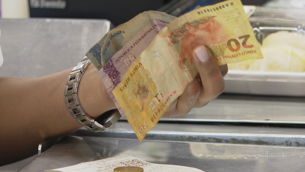 g1's tweet photo. Inadimplência e endividamento das famílias são recorde em setembro, informa Banco Central https://t.co/x32b4o40rJ https://t.co/lVgQ5yJZ83