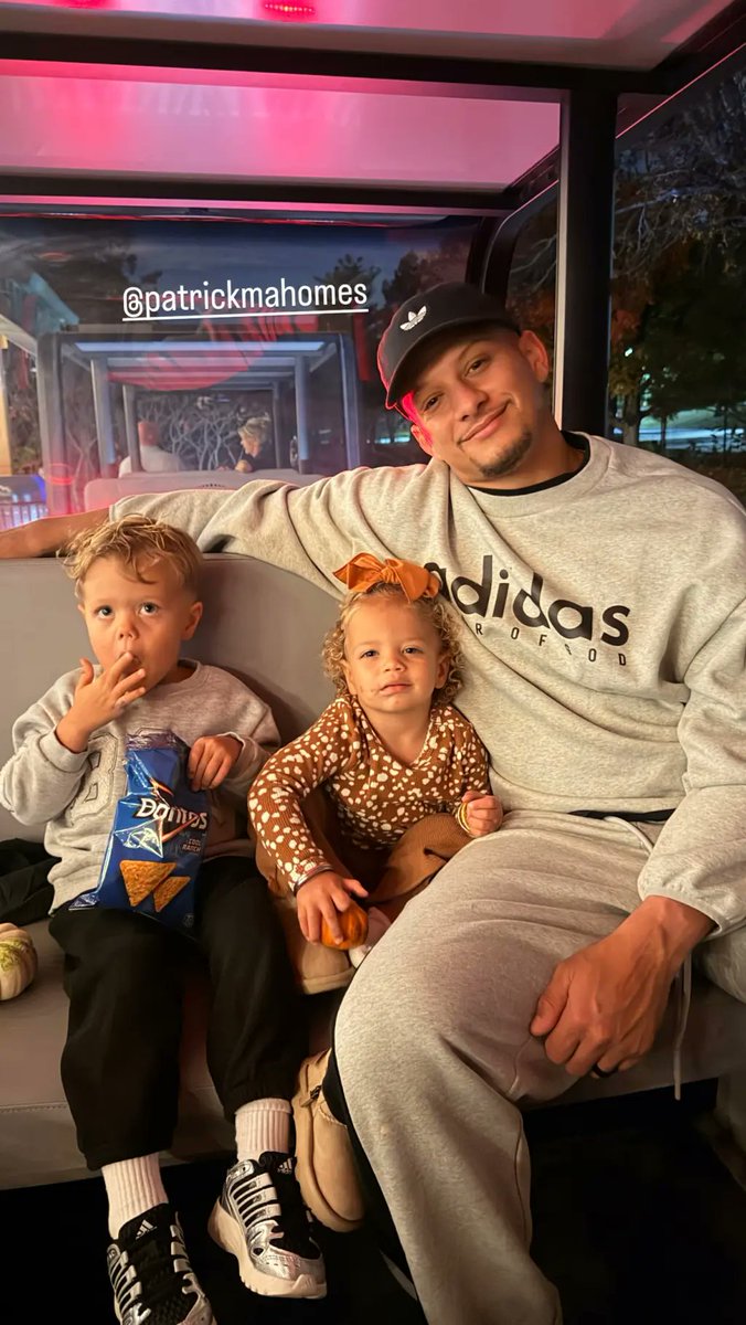 FanZuno's tweet photo. Patrick and Brittany Mahomes’ 3 kids steal the show in adorable pumpkin patch photos https://t.co/wNkijXxILa