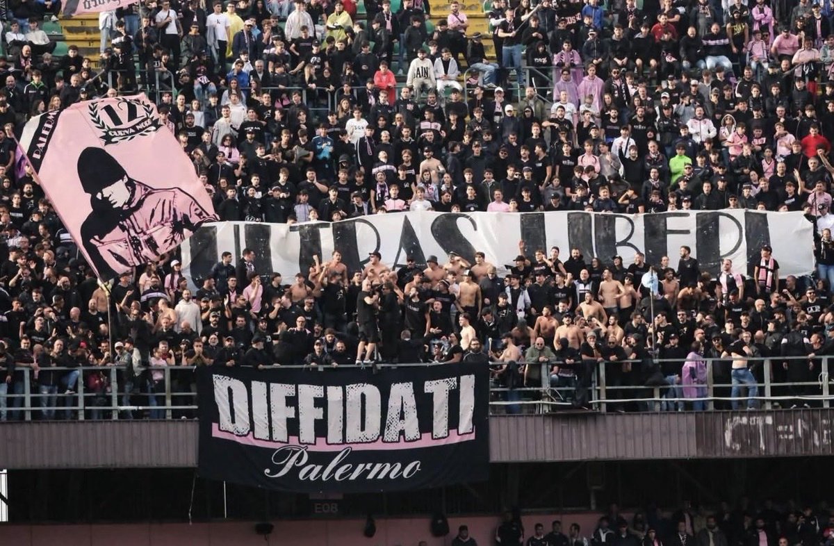 PalermeFrance's tweet photo. Les protestations en Curva Nord lors de la réception de la Carrarese suite à la répression et au traitement de la police notamment à Empoli. 

Le groupe n’a pas bâché ni chanté et a affiché ce message « Ultras libres ». 

La Curva Nord Inferiore elle aura bien animé sa tribune. https://t.co/KUdhoFyvOC