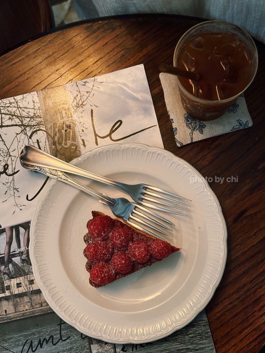 yUzby2SSfJH4k03's tweet photo. [妊婦の腕がコーヒーを淹れて、お客様を優しく支える暖かいカフェの風景]， https://t.co/ecXgju215z