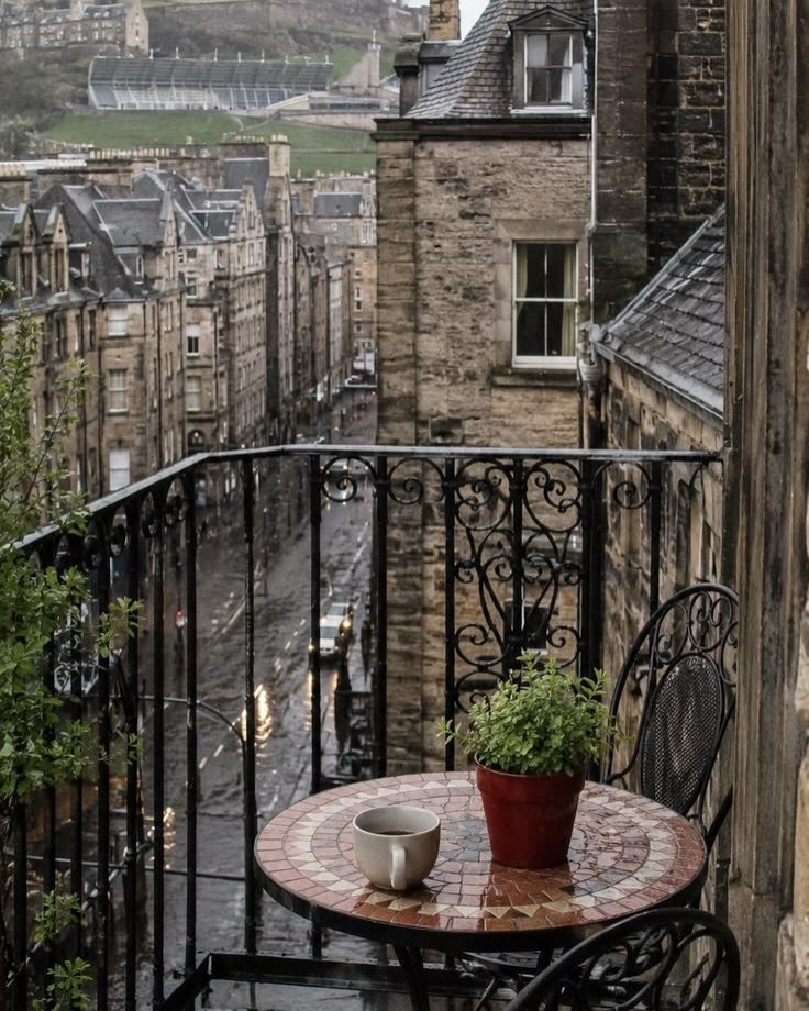 echoesofworld's tweet photo. rainy day edinburgh https://t.co/N0iJQPQ8wI