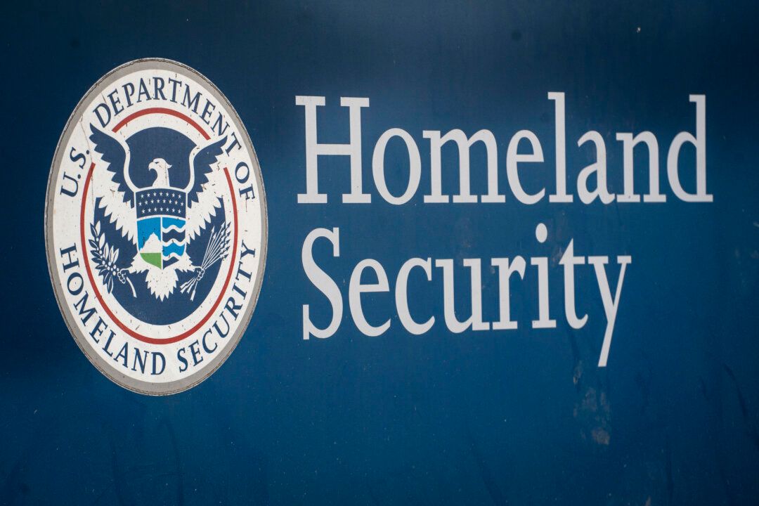 ArizonaInsiders's tweet photo. Hackers say they published personal information on more than 41,000 DHS employees, including undercover ICE officers.

Their leak site lists more than 21,000 Border Patrol personnel. DHS says it is aware of a potential breach.

https://t.co/mweIel8tFI https://t.co/9b0lFq6txP