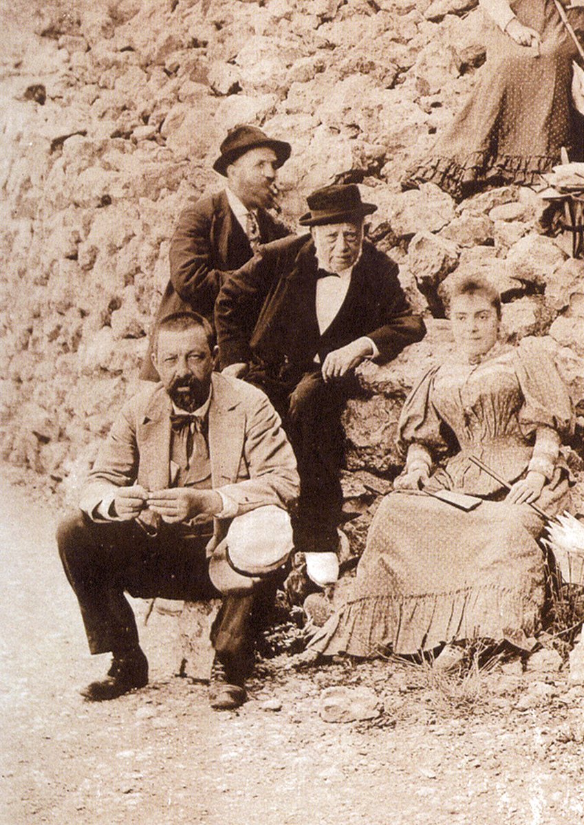 efemarq's tweet photo. Tot i que se'n sap poc d'ell, tot apunta que el pare de Gaudí era tan putaespanyista com el seu fill. Nat el 1813 a Riudoms, Francesc Gaudí i Serra, calderer d'ofici, morí #taldiacomavui de 1906 als 93 anys al Park Güell. Aquí pare i fill en una excursió a Montserrat vers 1897. https://t.co/kMFb6hZSug
