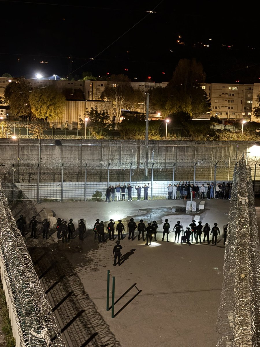 LePtiJrnliste's tweet photo. 🚨LIVE: 🇫🇷⚖️ #URGENT | L’opération est toujours en cours à la maison d’arrêt de Grenoble-Varces. Après l’échec des négociations.💥
 La situation reste à suivre. #Isère #Darmanin #Justice https://t.co/7m5giBlwcD