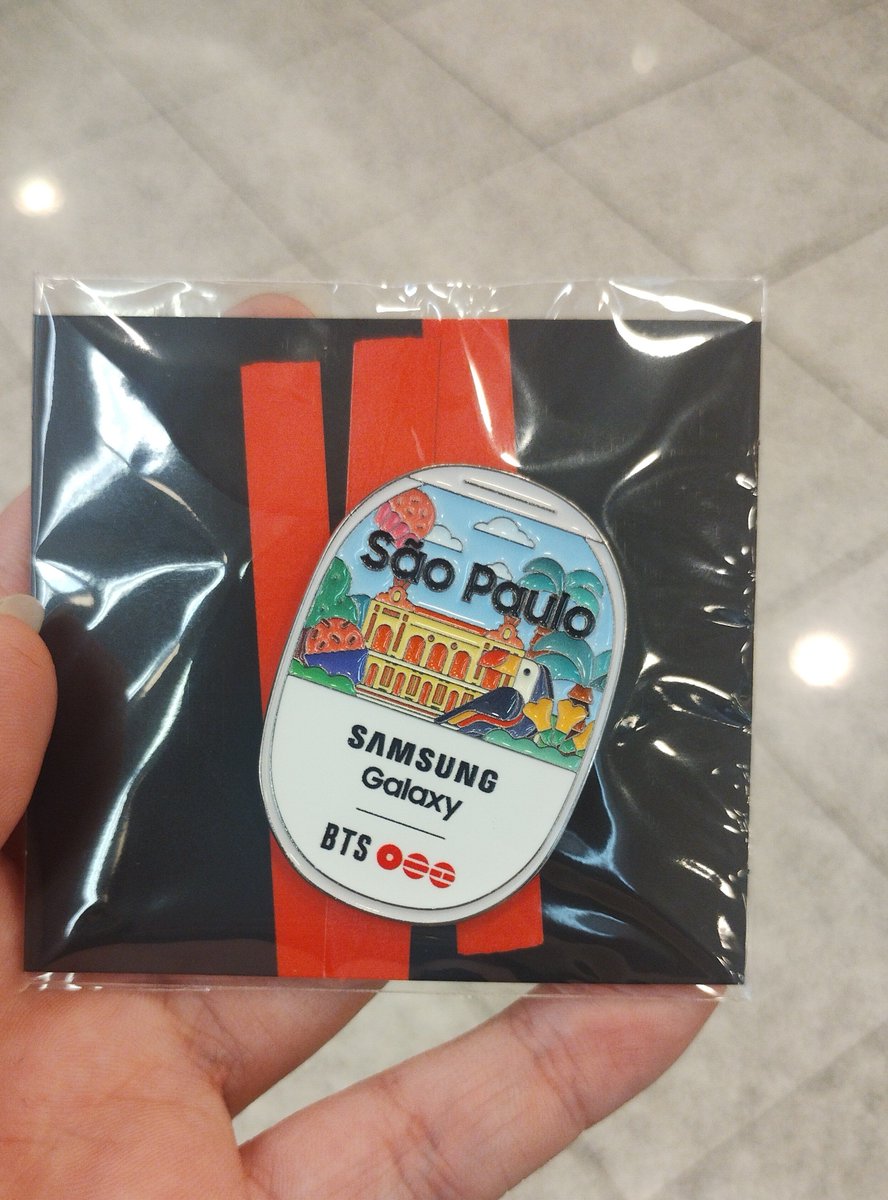 samy_mw's tweet photo. Consegui o pin do bts !!! Ahhhhhhh é tão lindinho!!! https://t.co/DVESxyImEI