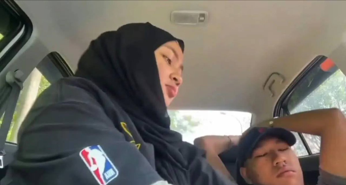 ieenys's tweet photo. best budak ni kt kereta #awekmelayu #tudung #tudunmelayu https://t.co/jWoydkFavx