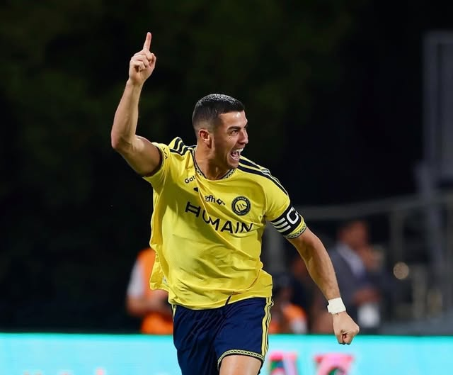 ChambitaMonge's tweet photo. #ElDato
🇵🇹 Cristiano Ronaldo alcanza 985 goles en su carrera tras marcar un hat-trick para Al Nassr!
Le restan solamente 15 para los 1.000 goles en su carrera.
Hoy marcó los 3 goles en la victoria 5-3 sobre Al-Kholood Club por la jornada 12 de la Liga Saudí. https://t.co/tiLvaEuMUl
