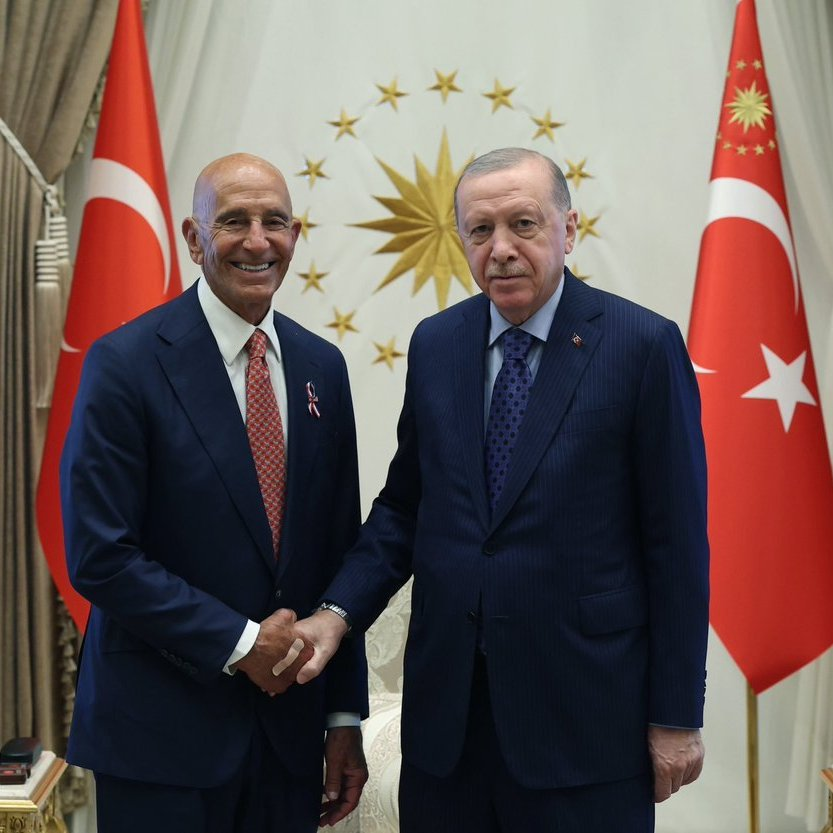 bpthaber's tweet photo. ABD Türkiye Büyükelçisi Tom Barrack:

“Osmanlı İmparatorluğu güvenliğin garantörüydü; gitti.

İngilizler geldi, güvenliğin garantörü oldular; onlar da gitti.

Biz buradayız. Gitmiyoruz. Ama sorumluluğu tek başımıza üstlenemeyiz. Bölgedeki ülkeler de destek olmalı." https://t.co/EmE5eKbhWo