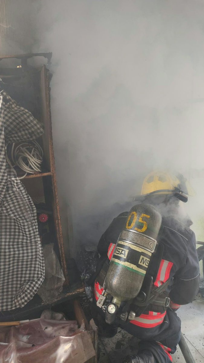 MxExilio's tweet photo. #Entérate 🚨  |  Personal de Protección Civil Municipal atiende un reporte de incendio 🔥👩‍🚒 al interior de una vivienda, realizando una búsqueda para descartar la presencia de personas en el inmueble.

Vía @Chukarthur 
#Pueblacapital #Incendio https://t.co/B6IUzHBZ19