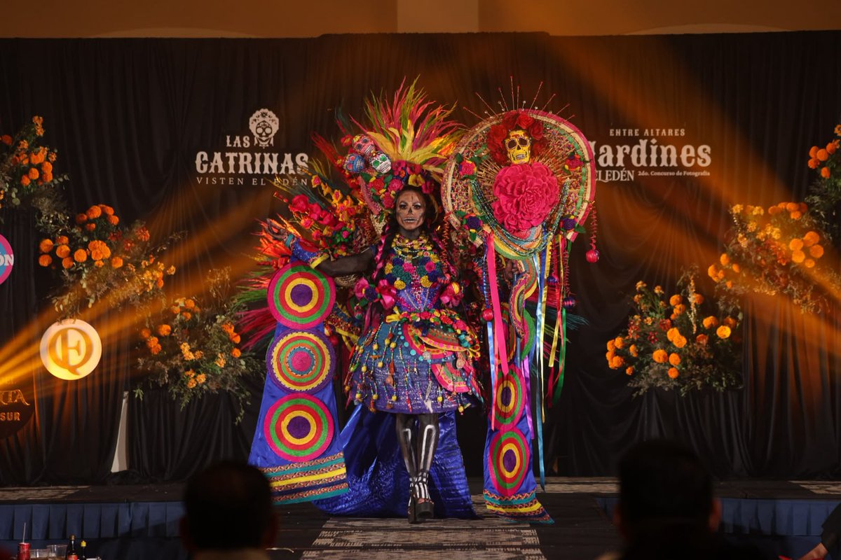 TVTenlinea's tweet photo. #Entérate 🔴 Así concluyó el desfile de catrinas

Entre color, tradición y creatividad, llegó a su fin el desfile de catrinas, una celebración que reunió a familias y participantes en el marco de las actividades por el Día de Muertos. 💀🌺✨ https://t.co/ILqRkh9j6w