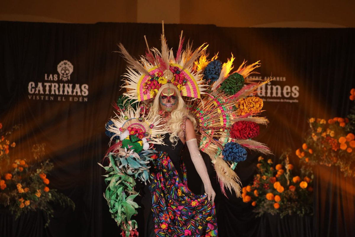 TVTenlinea's tweet photo. #Entérate 🔴 Así concluyó el desfile de catrinas

Entre color, tradición y creatividad, llegó a su fin el desfile de catrinas, una celebración que reunió a familias y participantes en el marco de las actividades por el Día de Muertos. 💀🌺✨ https://t.co/ILqRkh9j6w