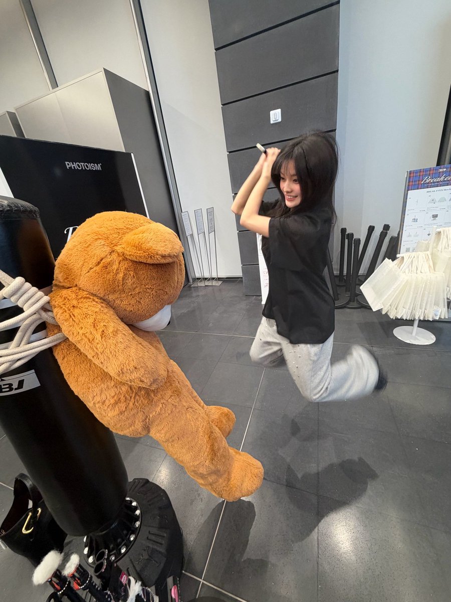 hokazonoir's tweet photo. iroha was wearing an ankle brace at Music Bank, and then wonhee posted this.

"Hello, this is BELIFT LAB" https://t.co/hD2Z4wioTx