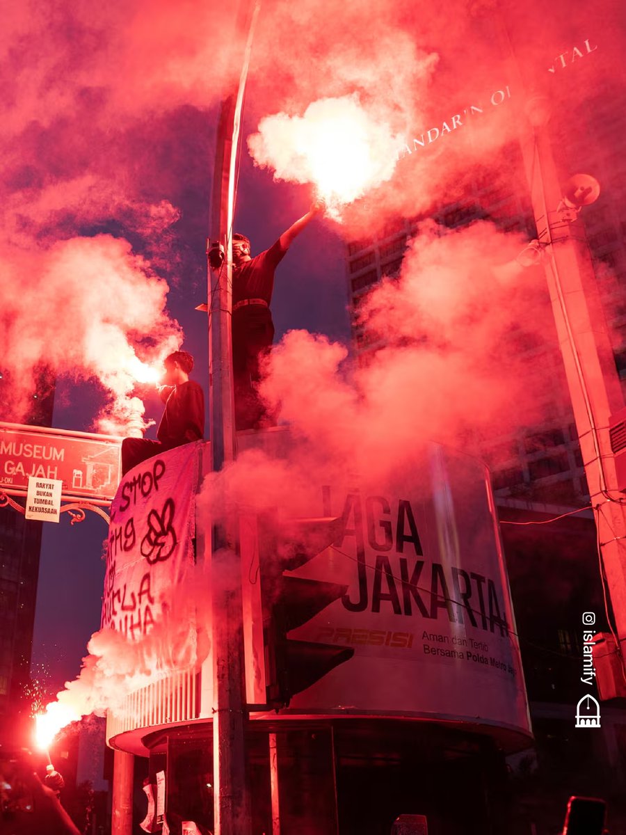 Alhamdhulillaah's tweet photo. 🇮🇩 Thousands of Indonesians have taken to the streets to protest against President Prabowo Subianto’s government, as the country faces devastating forest fires, growing allegations of corruption and economic hardship.

With nearly 2 million hectares reportedly destroyed, the fires have devastated forests, threatened wildlife and sent toxic haze across Southeast Asia. Some fires have been deliberately started to clear land for agriculture and plantations, including palm oil production.

Protesters have also drawn inspiration from The Hunger Games, raising the film’s iconic three-finger salute and displaying signs calling for resistance and accountability.

Among their messages is a stark warning: “If we burn, you burn with us.”

As communities struggle to breathe and forests continue to disappear, demonstrators are demanding answers and urgent government action.