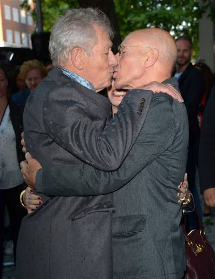 SiteJamesons's tweet photo. Vou ser sincero com vocês: até algumas horas atrás, eu achava que Patrick Stewart fizesse parte da comunidade LGBTQ+. Via frequentemente fotos dele trocando selinhos com Ian McKellen e até imaginava que pudesse existir algo além de uma grande amizade entre os dois.

Para minha surpresa, ao pesquisar mais sobre sua vida, descobri que não. Patrick Stewart era heterossexual e foi casado três vezes, sempre com mulheres.

E os selinhos? Eram apenas uma demonstração pública de afeto e carinho por Ian, que é assumidamente gay e um dos seus melhores amigos. Mas o mais importante nunca foi o gesto em si. O verdadeiro significado estava no fato de Patrick usar sua imagem, como um dos atores mais respeitados de Hollywood, para apoiar a comunidade LGBTQ+ de forma aberta e natural.

Patrick Stewart não tinha uma masculinidade frágil e nunca precisou provar sua heterossexualidade para ninguém. Não se preocupava com o que pensavam ou diziam a seu respeito. O que realmente importava para ele era ajudar a construir um mundo mais tolerante e acolhedor.

Um mundo em que seu grande amigo Ian McKellen, e toda a comunidade LGBTQ+, pudessem viver com dignidade e paz.

Sir Patrick Stewart foi, sem dúvida, um homem à frente do seu tempo.