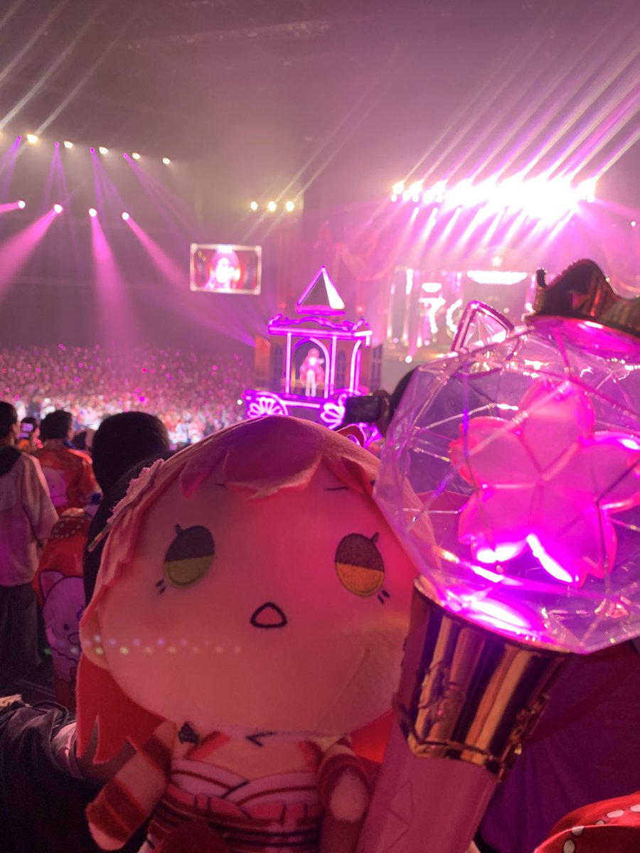 7216ms's tweet photo. 人生で1番のライブでした！
1stの時にどうしても当たらなくてホロリス辞めようかと悩んだけどそれでもみこちを推すことを諦めなくてここまで来れて本当に良かった！
みこちも大好きだけどそれと同じくらいに一緒に遊んでくれるホロリスも大好き！
今回連れていってくれた方にも感謝！
#咲き乱れみこち https://t.co/1cR6fqMNUE
