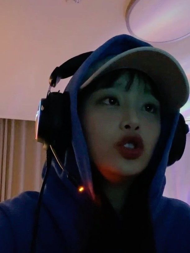 faelcriv's tweet photo. actual footage of me gaming tonight (˶ˆ꒳ˆ˵) https://t.co/LydFbfny6G