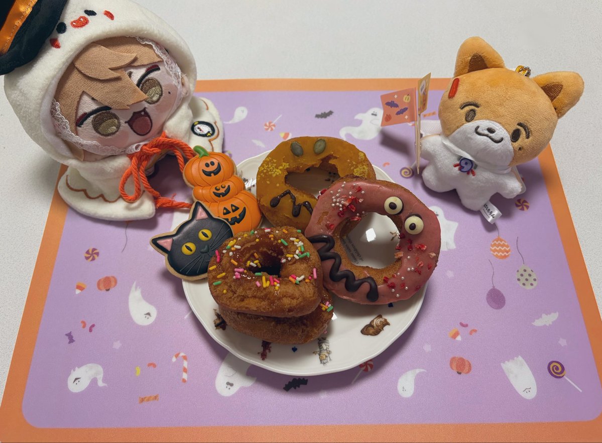 kinakokomotimo4's tweet photo. ガクくん、アクターの皆様おはようございます✌️
今日はハロウィン回！ということで甘い物づくし✨️👻
カラースプレーのドーナツには追いハチミツもして、あまっあまに1日過ごします🍯
夜はお寿司食べに行くぞ〜！🍣

#ガク食　#ガク食オープンキャンパス
#おはガク https://t.co/ZUxgL1buTZ
