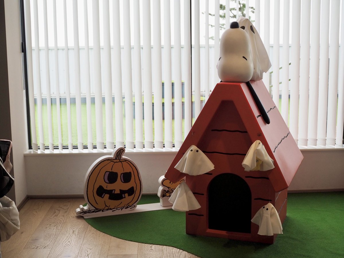 otona_snoopy's tweet photo. ハロウィンまであと1日🎃

ハロウィンの準備はもうできた？
スヌーピーの赤いお家も、ハロウィン仕様に🐾

小さなオバケたちの正体は…🐥👻

#スヌーピー #スヌーピーミュージアム https://t.co/2MkJQPaLAV