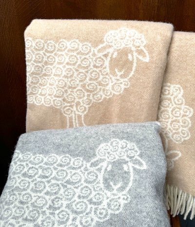 everymaneverym2's tweet photo. 寒さが到来すると掛けたくなる、英国ブランケット。ベッド、お布団どちらもかけるだけ。軽くて、リバーシブル。裏表の色違いはペットと暮らす英国人の知恵。ペット、子供さんが乗っかり遊ぶ時の表面を決めるそう。ウールの国の贈り物。店頭でご覧ください。
#吉祥寺よろず屋 https://t.co/FxkIzjxQac