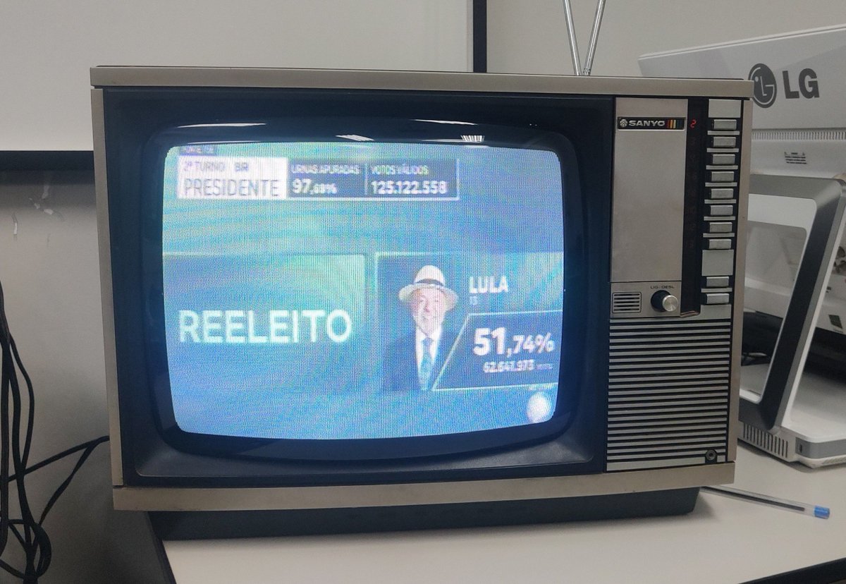 o_xaavier's tweet photo. Até onde eu sei, fui o único que gravou a apuração do segundo turno dessa eleição  em VHS https://t.co/rB7z4iDO78